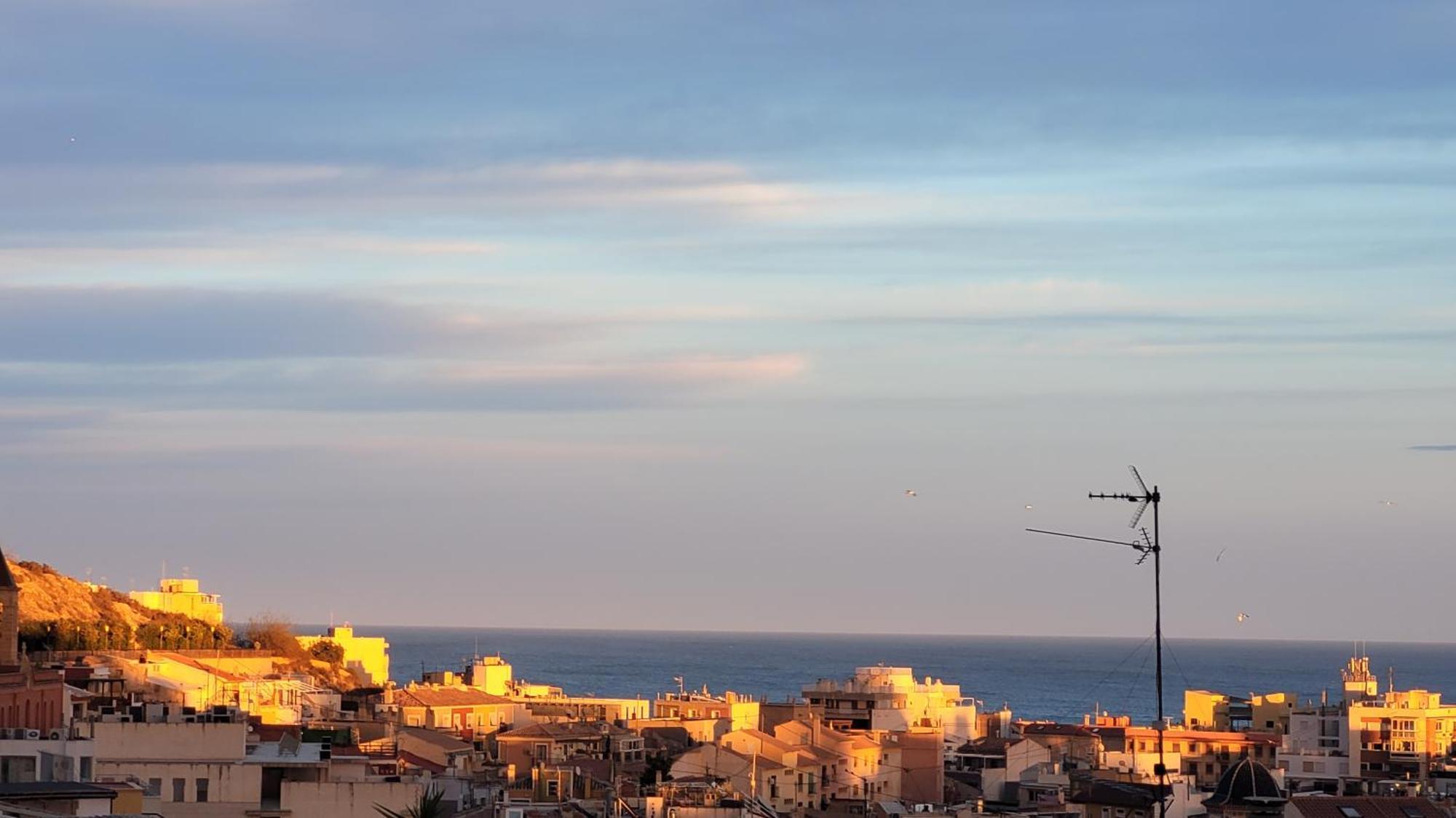 Corazon De Alicante Con Vistas Al Mar Y Al Castillo Buitenkant foto